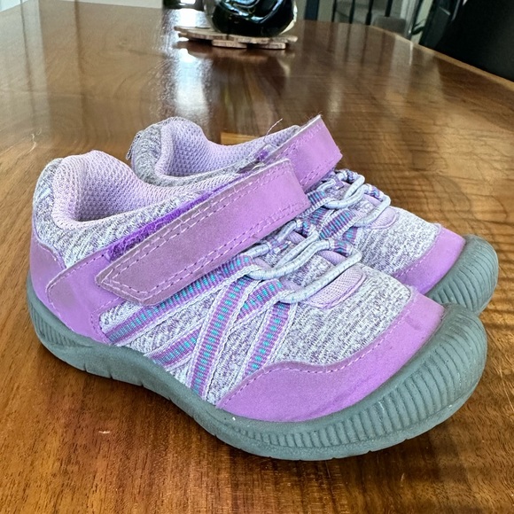 OshKosh B'gosh Other - OshKosh B’gosh Sneakers, Toddler Size 6